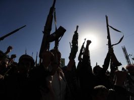 Yemen, Houthi: “Colpita la più grande raffineria dell’Arabia Saudita”. Esplosioni a Riad