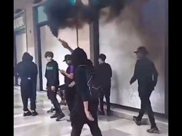 Maranza accendono fumogeno nero sotto i portici in Corso della Libertà: rabbia sui social