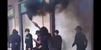 Maranza accendono fumogeno nero sotto i portici in Corso della Libertà: rabbia sui social