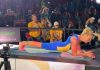 Cinque ore di… plank, ‘super’ atleta di 61 anni stabilisce il nuovo record del mondo