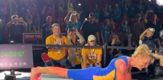 Cinque ore di… plank, ‘super’ atleta di 61 anni stabilisce il nuovo record del mondo