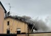 Suzzara, scoppia un incendio sul tetto di una casa durante i lavori di manutenzione