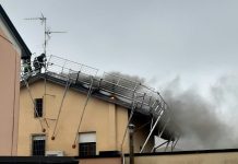 Suzzara, scoppia un incendio sul tetto di una casa durante i lavori di manutenzione