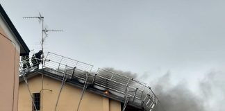 Suzzara, scoppia un incendio sul tetto di una casa durante i lavori di manutenzione
