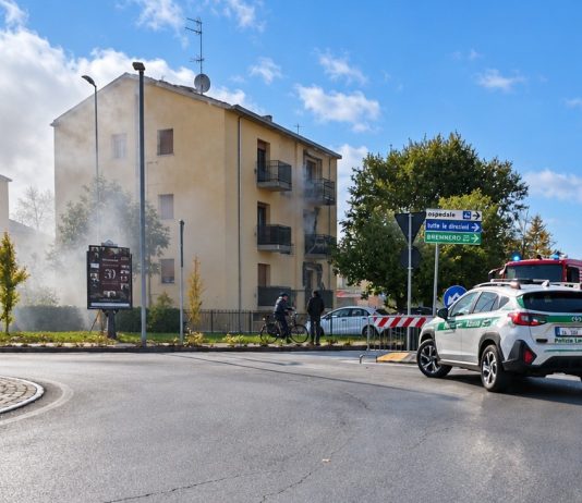 Incendio in una palazzina di via Bellonci a Mantova: otto intossicati