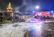 Firenze, incendio in deposito Autolinee Toscane: 12 bus distrutti e 7 danneggiati