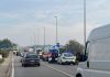 Lungolago, scooter investe 49enne mentre attraversa sulle strisce: due persone ferite. Traffico in tilt
