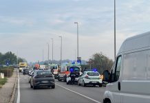 Lungolago, scooter investe 49enne mentre attraversa sulle strisce: due persone ferite. Traffico in tilt