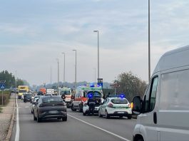 Lungolago, scooter investe 49enne mentre attraversa sulle strisce: due persone ferite. Traffico in tilt