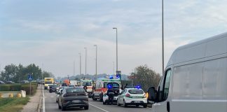 Lungolago, scooter investe 49enne mentre attraversa sulle strisce: due persone ferite. Traffico in tilt
