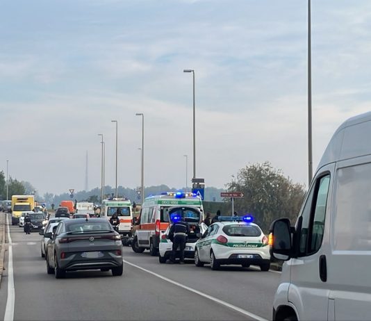 Lungolago, scooter investe 49enne mentre attraversa sulle strisce: due persone ferite. Traffico in tilt