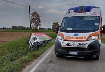 Castelbelforte, furgone esce di strada e si ribalta nel fosso. Ferito 23enne