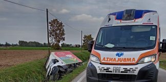 Castelbelforte, furgone esce di strada e si ribalta nel fosso. Ferito 23enne