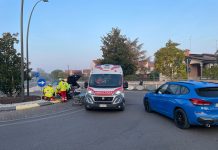 Suzzara, scontro auto-bici in rotonda nell’ora di punta: ciclista 67enne in ospedale