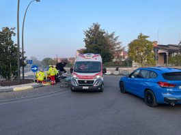 Suzzara, scontro auto-bici in rotonda nell’ora di punta: ciclista 67enne in ospedale