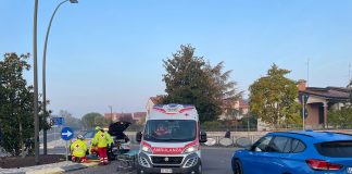Suzzara, scontro auto-bici in rotonda nell’ora di punta: ciclista 67enne in ospedale