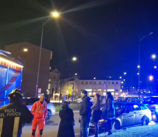 Mantova, scontro tra due auto in via Mulina: sette persone coinvolte