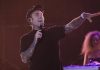 Milano, cameriere fa una foto a Fedez in discoteca e viene aggredito dai buttafuori: indagini in corso