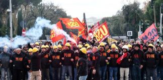 Ex Ilva, terzo giorno di protesta: presidi davanti alla raffineria a Taranto, corteo a Genova