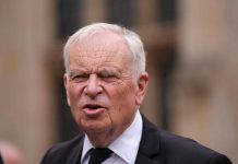 Addio a Jeffrey Archer, lo scrittore britannico da oltre 300 milioni di copie: aveva 86 anni, la sua vita tra politica e scandali