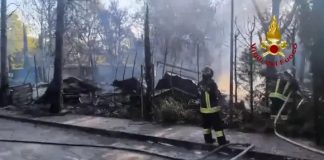 Inferno all’alba a Peschiera del Garda: esplosione e rogo al campeggio Bell’Italia. 24 feriti