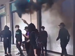 Maranza coi fumogeni: denunciati due 14enni. Messaggi minacciosi agli studenti: altro minorenne nei guai