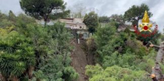 Maltempo in Campania, frana a Mergellina: evacuati tre appartamenti