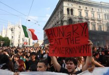 Milano, bottiglie e oggetti contro la polizia: corteo ‘Italia in Piazza’ spezzato in due