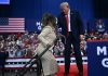 Donald Trump senza freni in Michigan, sul palco del comizio con lui Nicki Minaj: “Ha un lato B spettacolare”