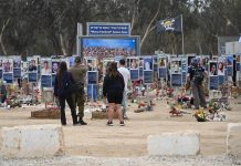 Israele, i due volti del 7 ottobre: sopravvissuti e familiari si riuniscono il giorno del massacro, il governo il 5