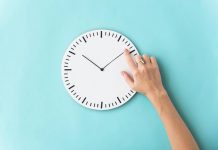 Ora solare tra sonnolenza, risvegli anticipati e irritabilità: i possibili effetti dello spostamento di lancette
