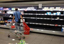 Caro carburanti e tir in sciopero, l’allarme: “Col blocco a rischio rifornimenti supermercati e negozi”