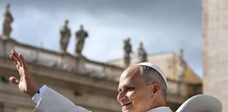 Papa Leone XIV in auto scoperta prima dell’udienza generale: “Grazie a tutti per il sostegno”