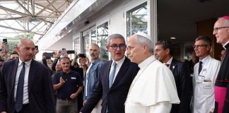 Papa, il chirurgo rassicura: “Pieno recupero in una decina di giorni, non ci sono motivi per rinviare il viaggio in America Latina”