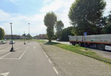 Ostiglia, scuolabus preso a sassate: distrutto un finestrino. Barberio: “Gesto vergognoso”