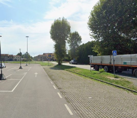 Ostiglia, scuolabus preso a sassate: distrutto un finestrino. Barberio: “Gesto vergognoso”