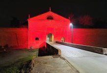 Sabbioneta, Porta Imperiale s’illumina di rosa per sostenere la ricerca sul tumore al seno
