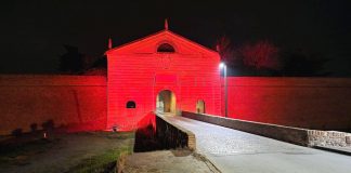 Sabbioneta, Porta Imperiale s’illumina di rosa per sostenere la ricerca sul tumore al seno