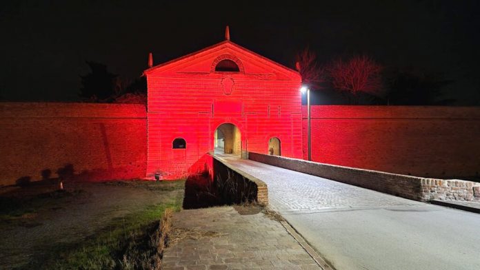 porta_imperiale_illuminata_di_rosa_airc (1)