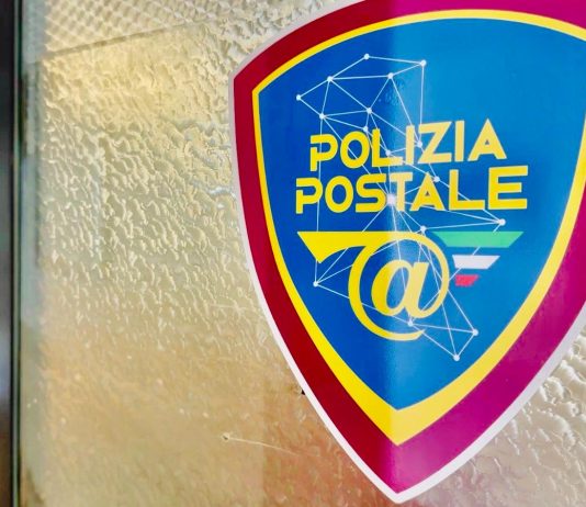 Paga oltre mille euro online per un container mai consegnato: due denunciati per truffa