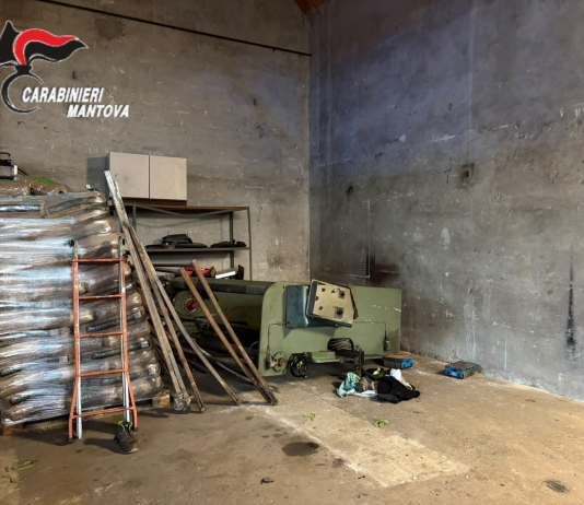 Ceresara, pressa gli cade addosso durante i lavori in garage: gravissimo 59enne