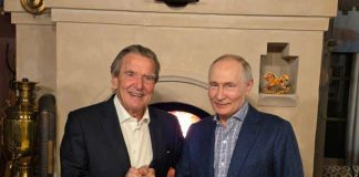 Putin festeggia il compleanno con Gerhard Schroeder: l’incontro a Mosca e il legame con la Russia