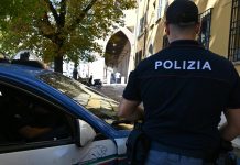 Mantova, rompe tutto e aggredisce i poliziotti in Questura e in ospedale: fermato col taser