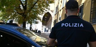 Mantova, rompe tutto in Questura e all’ospedale e ferisce i poliziotti: fermato col taser