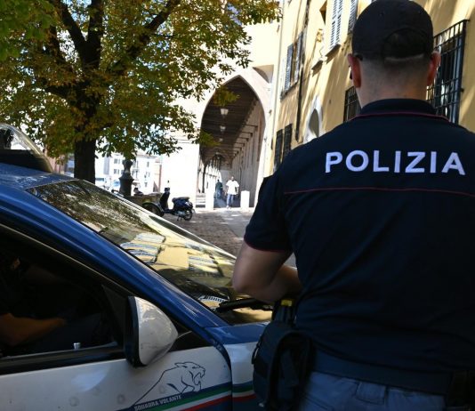 Mantova, rompe tutto in Questura e all’ospedale e ferisce i poliziotti: fermato col taser