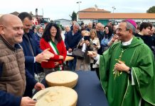 Gonzaga, festa del Ringraziamento con il Vescovo Busca: sfilata di trattori e battesimo