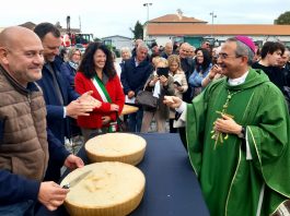 Gonzaga, festa del Ringraziamento con il Vescovo Busca: sfilata di trattori e battesimo