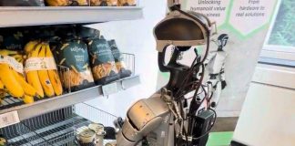 I robot lavorano al supermercato in Danimarca, gli umanoidi tra scaffali e casse