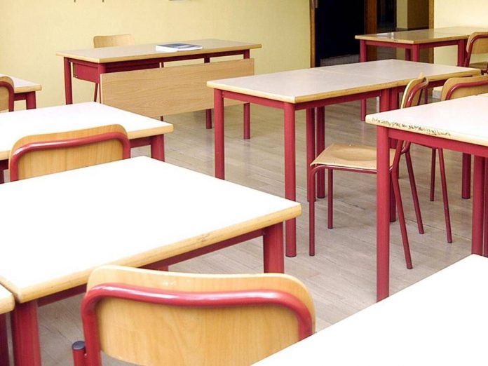 sciopero_della_una_aula_vuota_banchi_lavagne