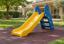 Commessaggio: migliora e torna a casa il bimbo di 3 anni caduto dallo scivolo all’asilo